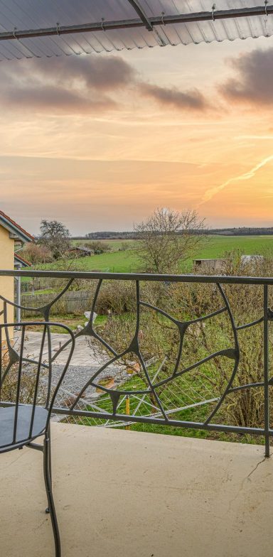 Südbalkon der Wohnung mit Blick auf die Felder