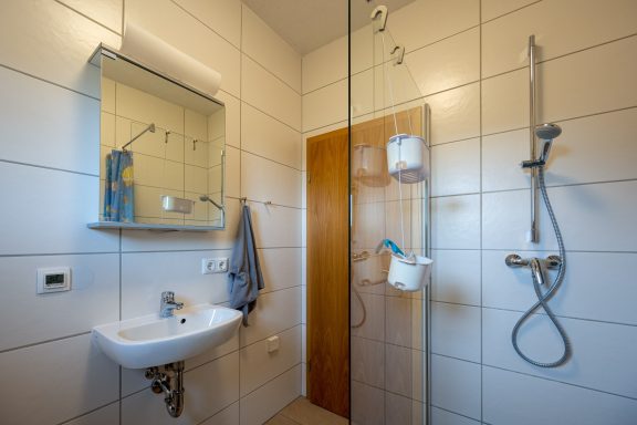 Dusche und Waschbecken im Badezimmer