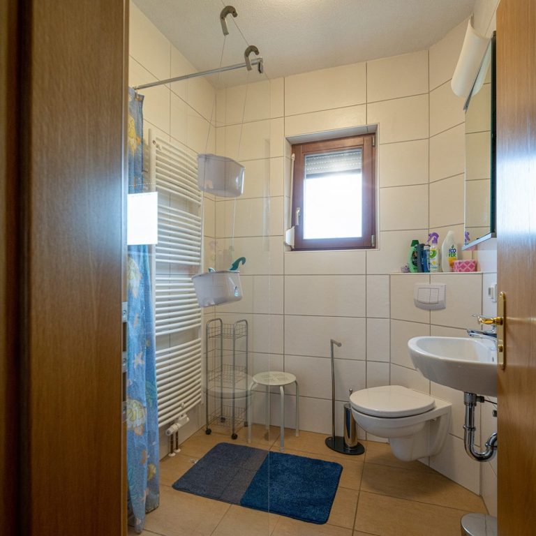 Das Badezimmer mit Dusche und WC