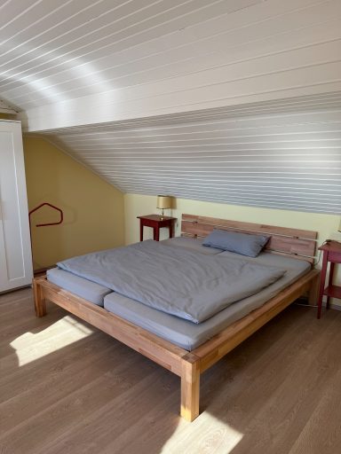 Doppelbett im großen Schlafzimmer des Dachgeschosses