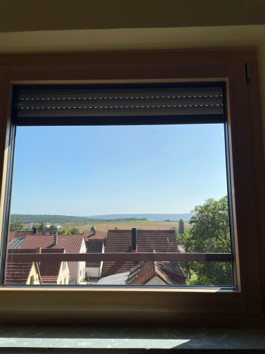 Blick aus dem Fenster im kleinen Dachgeschosszimmer