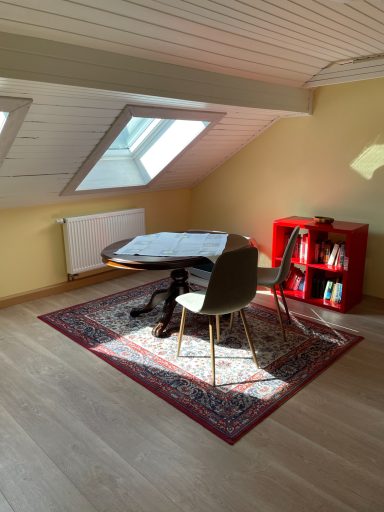 Sitzbereich im großen Schlafzimmer des Dachgeschosses