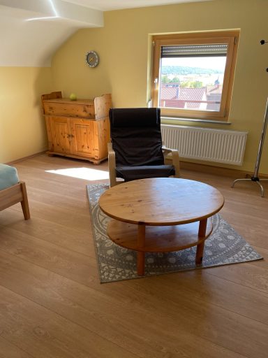 Kleines Schlafzimmer im Dachgeschoss