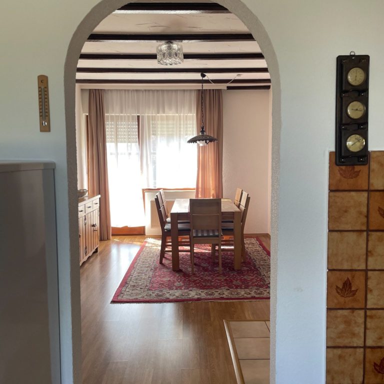 Blick von der Küche ins Esszimmer