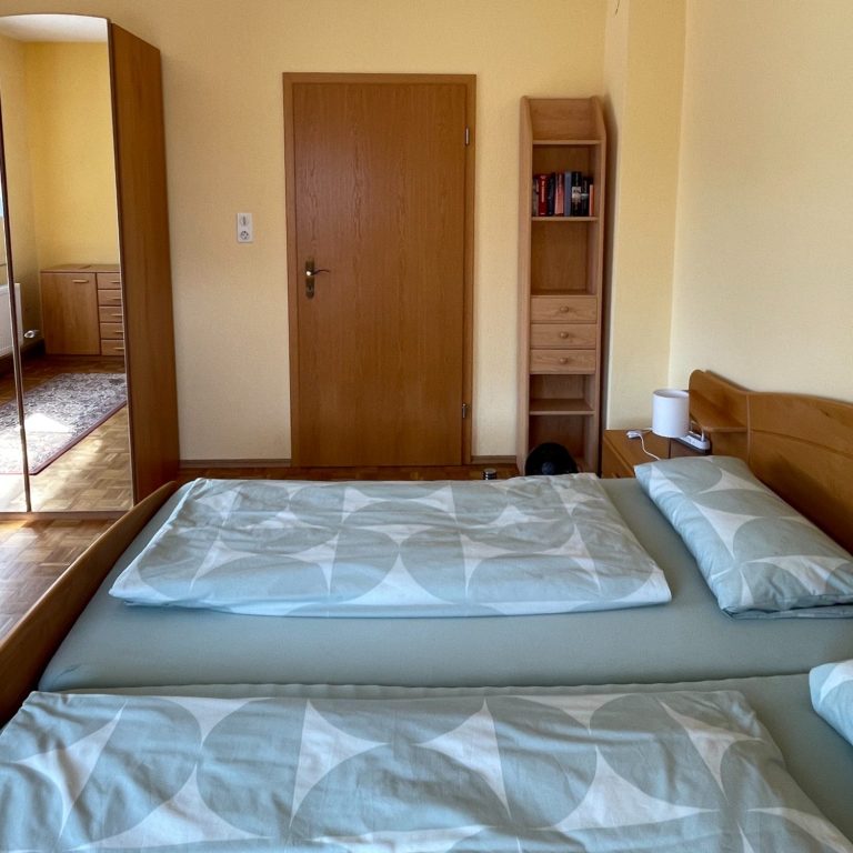 Das Hauptschlafzimmer im 1. Obergeschoss